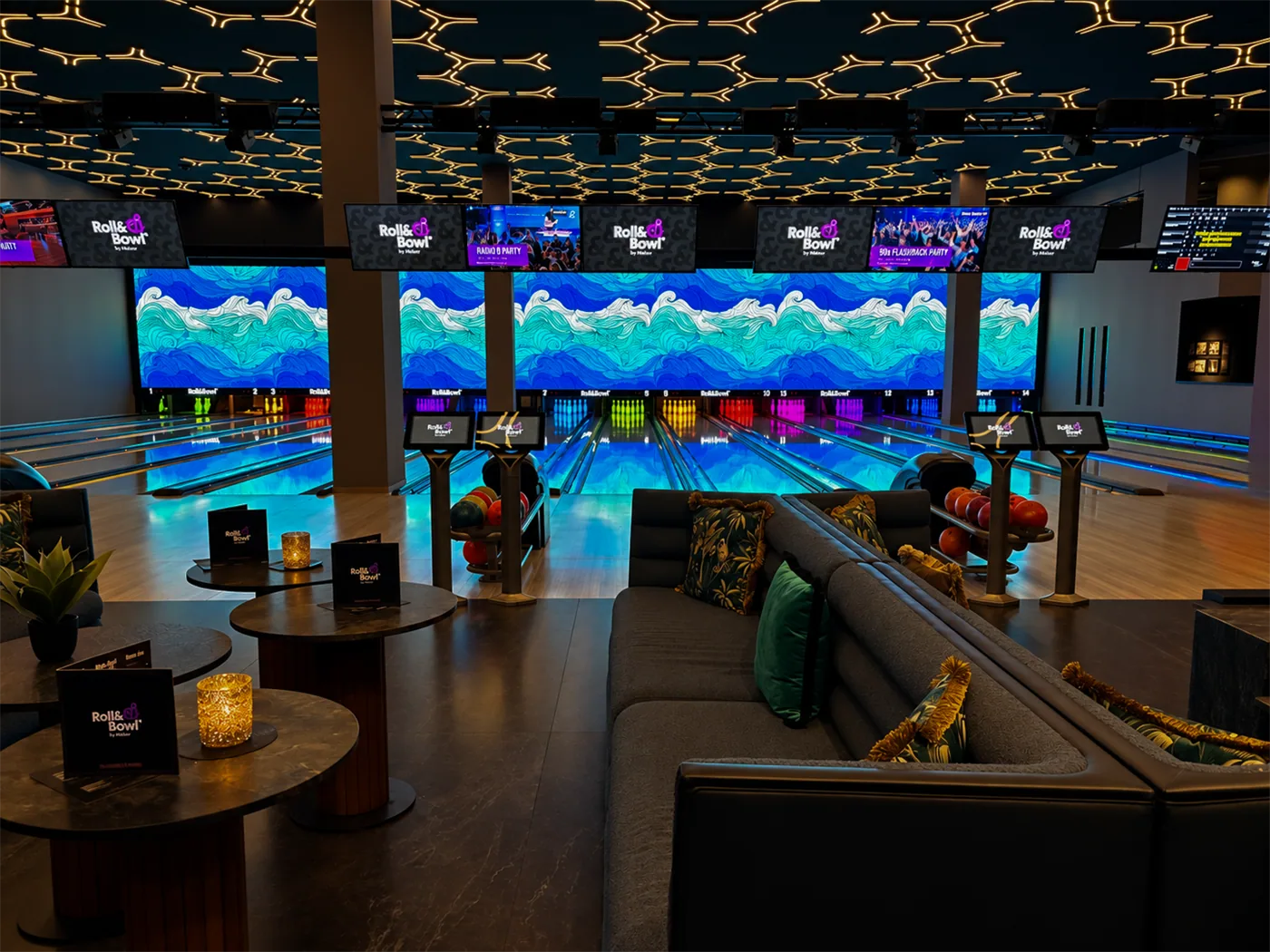 Die Lounge mit Blick auf die beleuchteten Bahnen