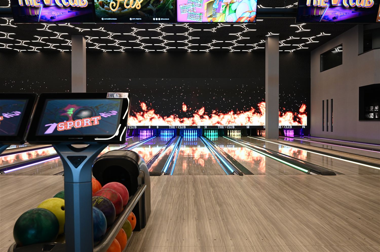 Bowlingbahnen mit der Kugelrückgabe im Vordergrund