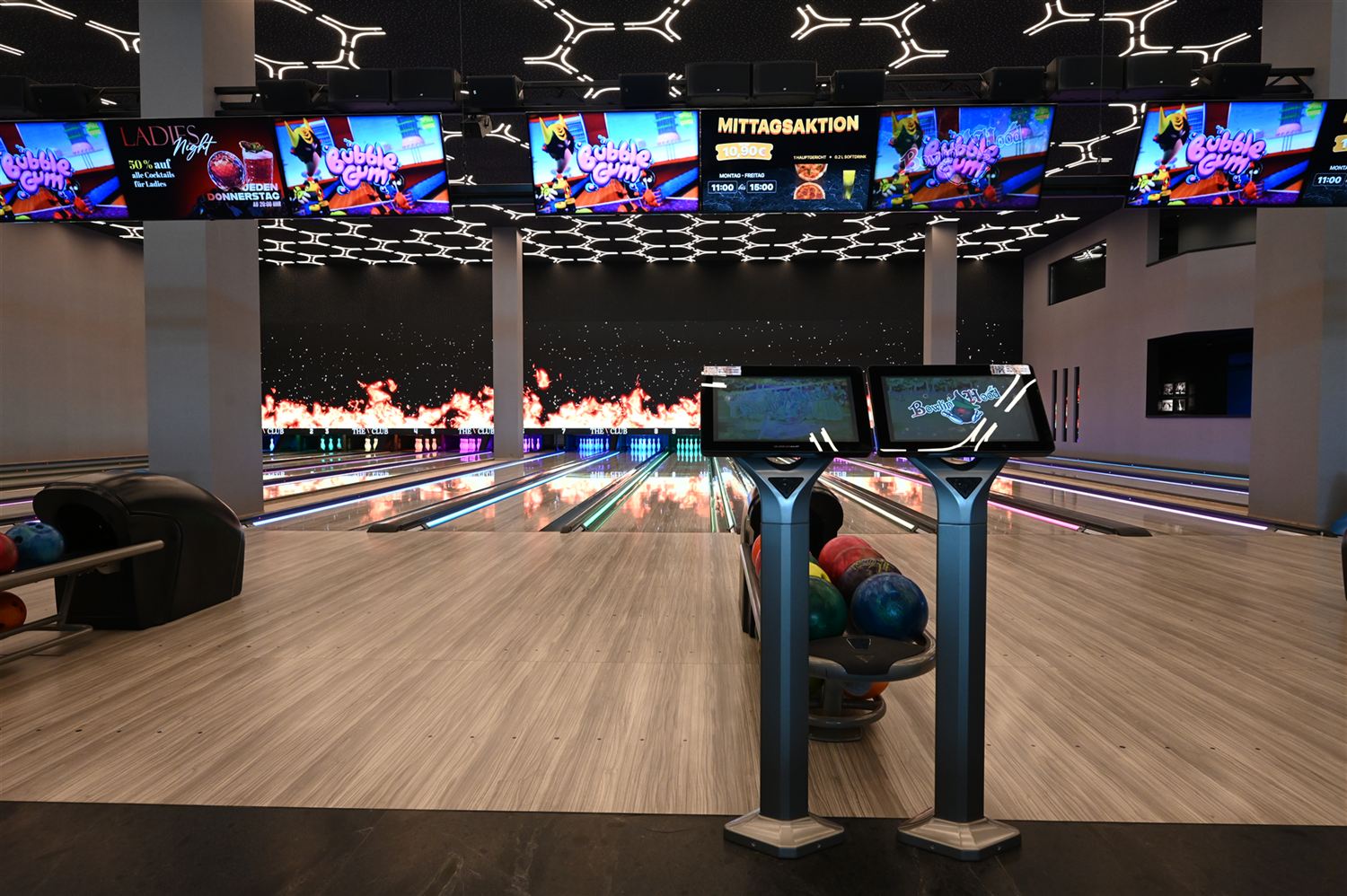 Die Bowlingbahnen mit den Anzeigetafeln darüber