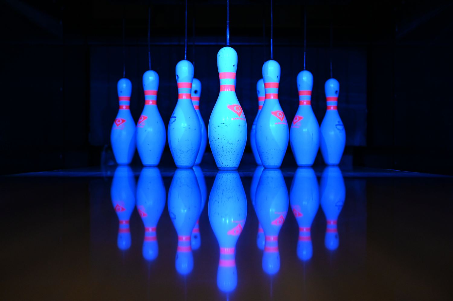 Bowlingpins in blauem Licht
