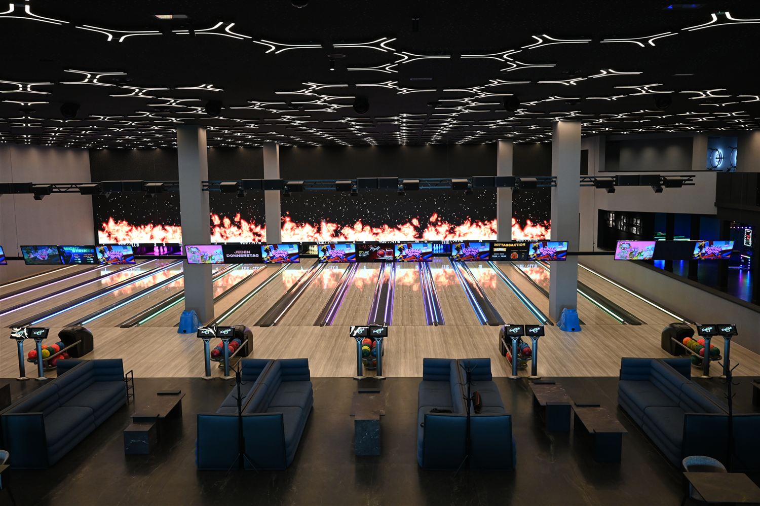 Bowlingbahnen mit den Sitzbereichen davor