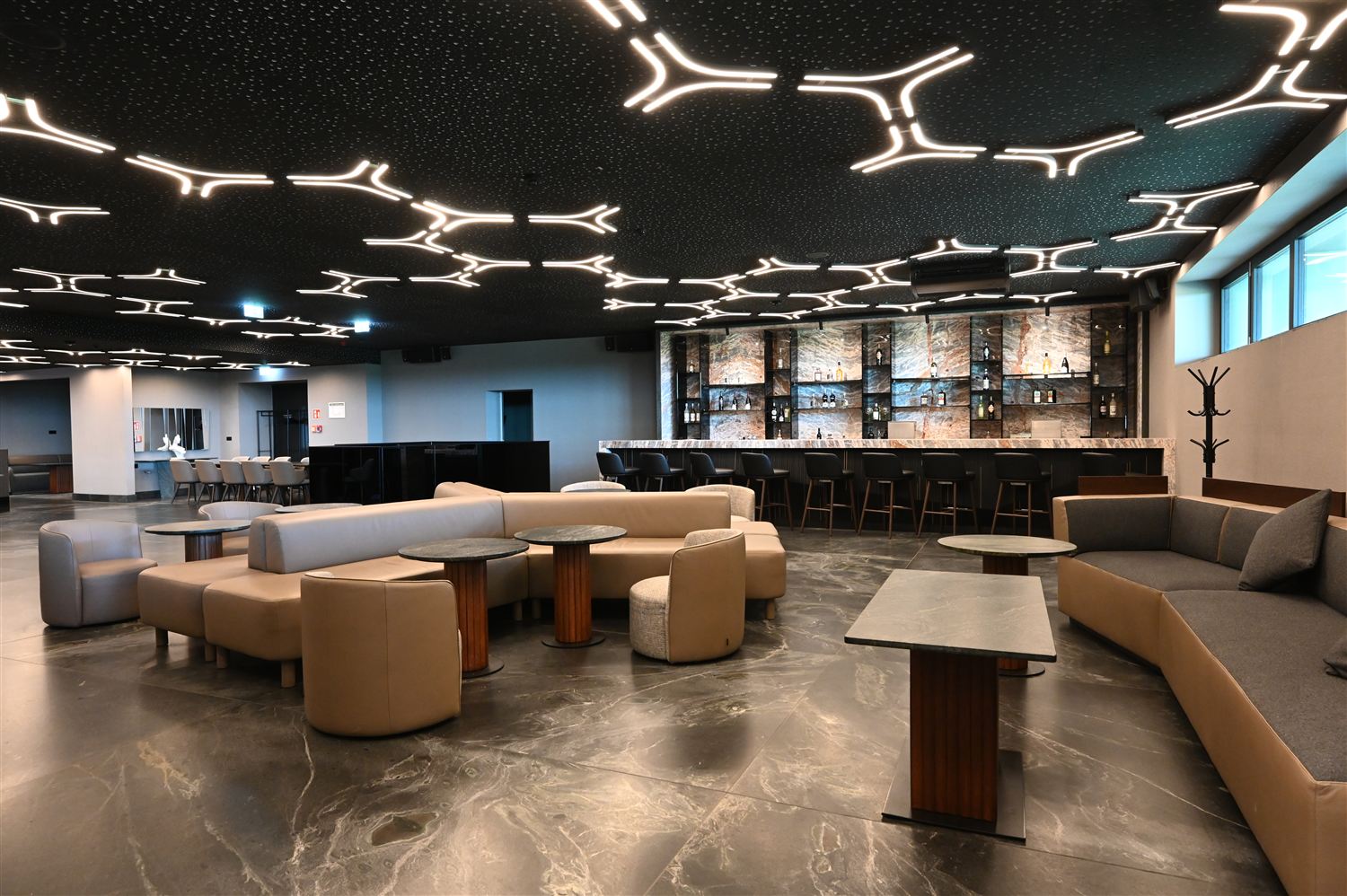 Die Lounge mit Sitzgruppen und der Bar im Hintergrund