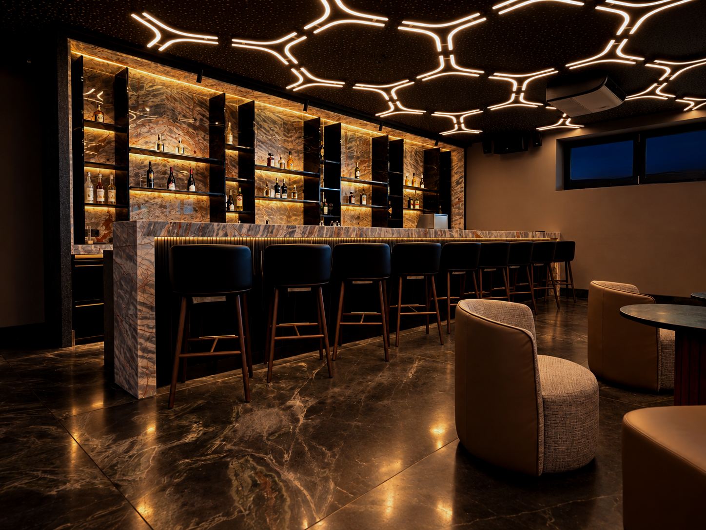 Die Bar mit beleuchteten Regalen und Barhockern